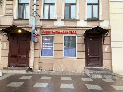 Видеоэкран в витрину музея