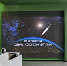 LED-экран видеоэкран со встроенной акустикой в фойе офиса компании