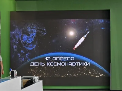 LED-экран видеоэкран со встроенной акустикой в фойе офиса компании