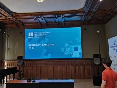 LED- экран для Международного Банковского Института имени Анатолия Собчака, шаг пикселя 2мм, длина 4480мм, высота 2400мм, 10,7 м2, интерьерная яркость 1200кд