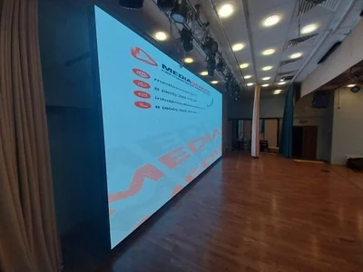 Профессиональный видеоэкран для сцены школы