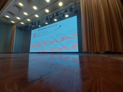 Профессиональный видеоэкран для сцены школы