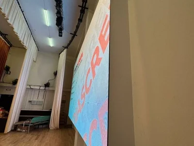 Экран интерьерный для школьной сцены
