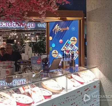 Напольная видеостойка из дерева для кофейни