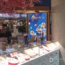 Напольная видеостойка из дерева для кофейни