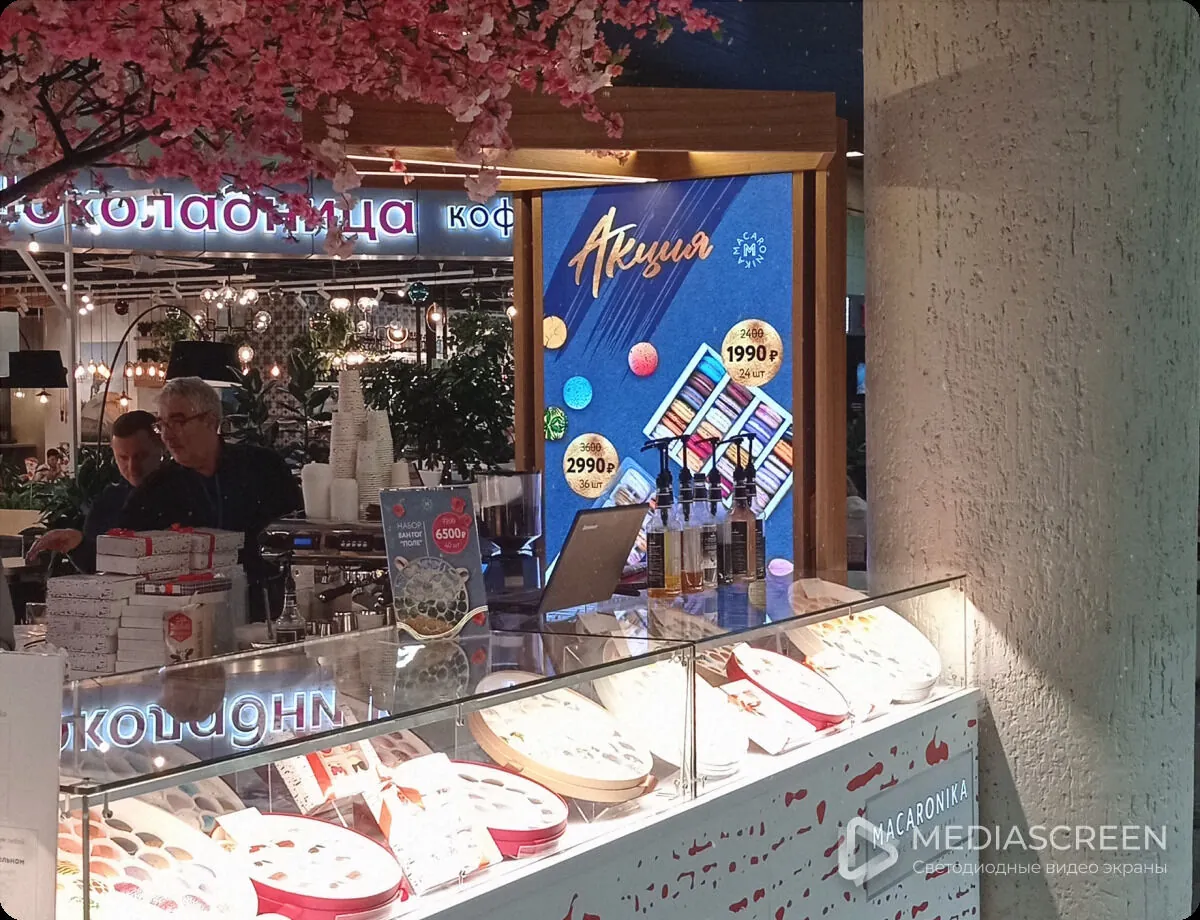 Напольная видеостойка из дерева для кофейни