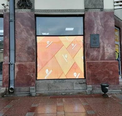 LED-экран в стеклянную витрину магазина DNS