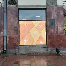 LED-экран в стеклянную витрину магазина DNS