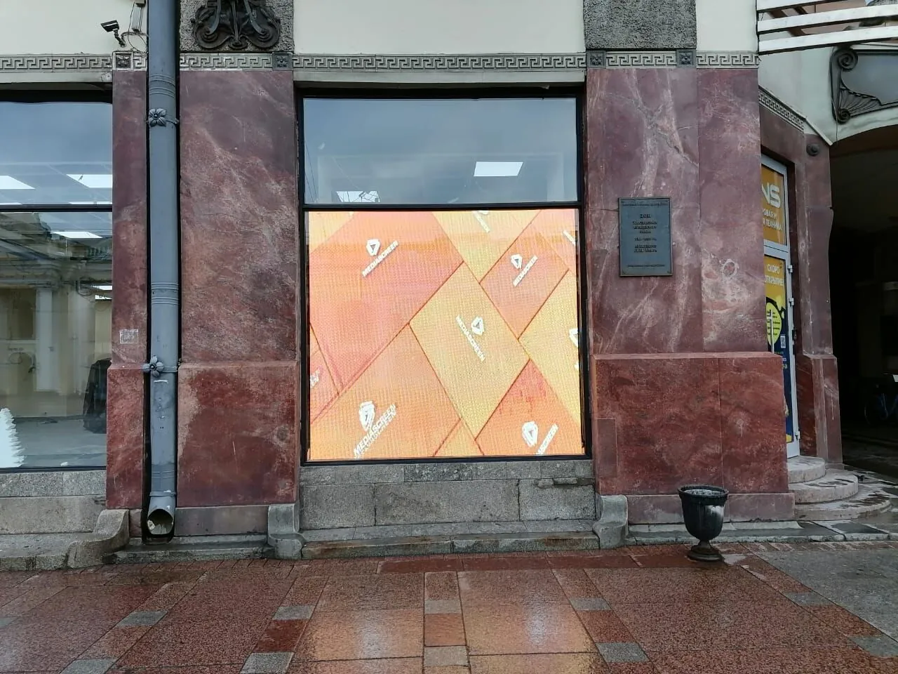 LED-экран в стеклянную витрину магазина DNS