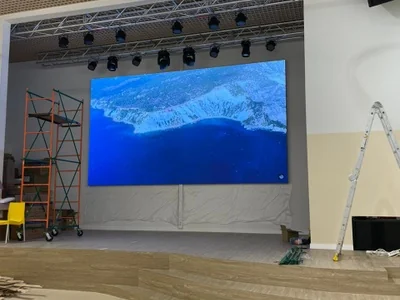 LED-экран для школьной сцены