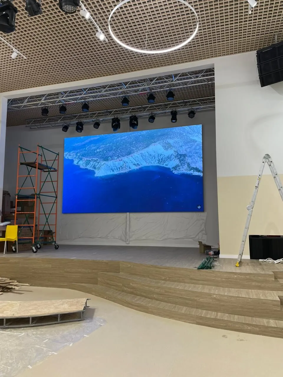 LED-экран для школьной сцены
