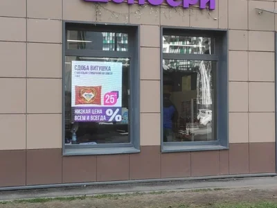 LED-экран в витрину продуктового магазина