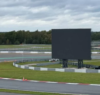 Уличный экран для гоночной трассы F1 Moscow Raceway, длина 14400мм, высота 9600мм