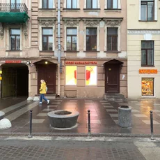 Видеоэкран в витрину музея