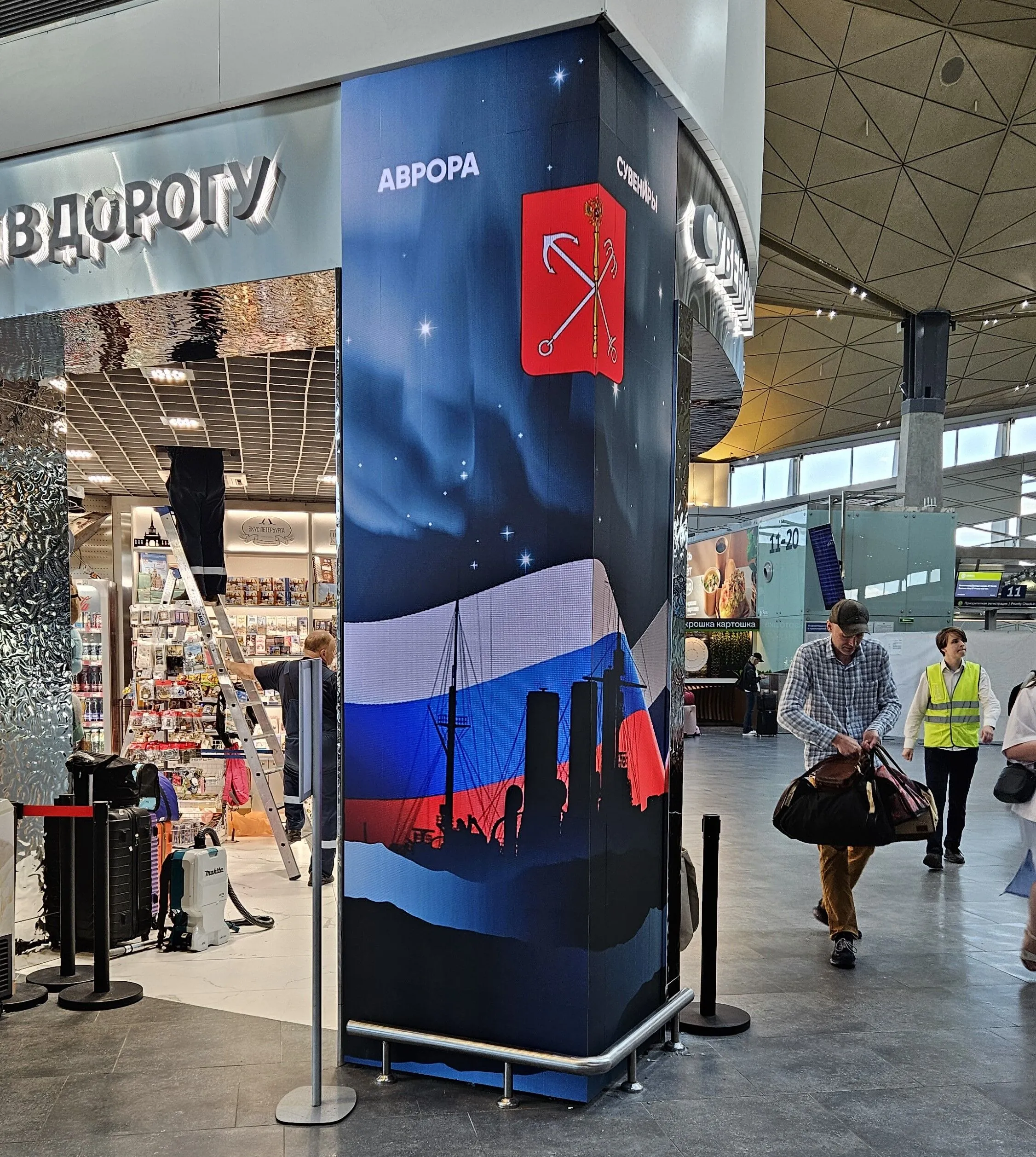 LED колонна для магазина сувениров в аэропорту