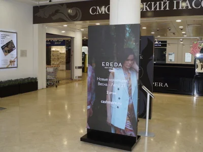 Напольный видеопилон для магазина одежды