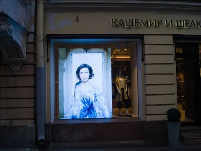 LED-экран в витрину бутика одежды
