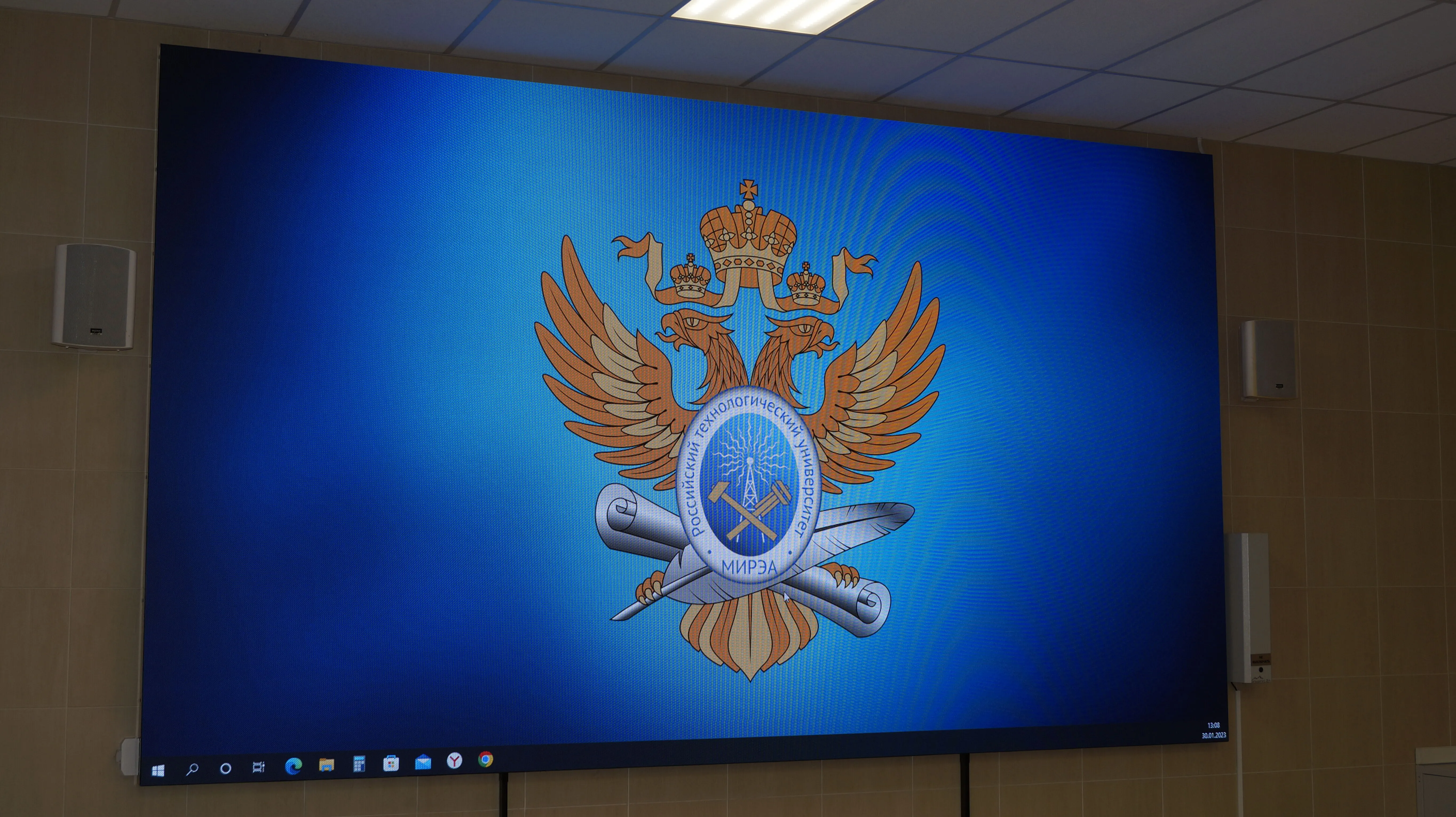 LED-экран на сцену государственного университета