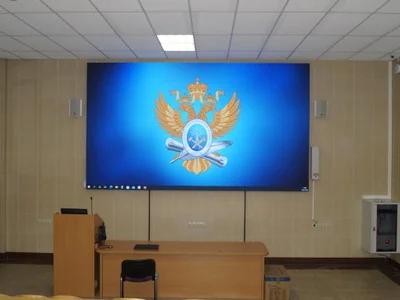 Профессиональный видеоэкран для конференц-зала университета