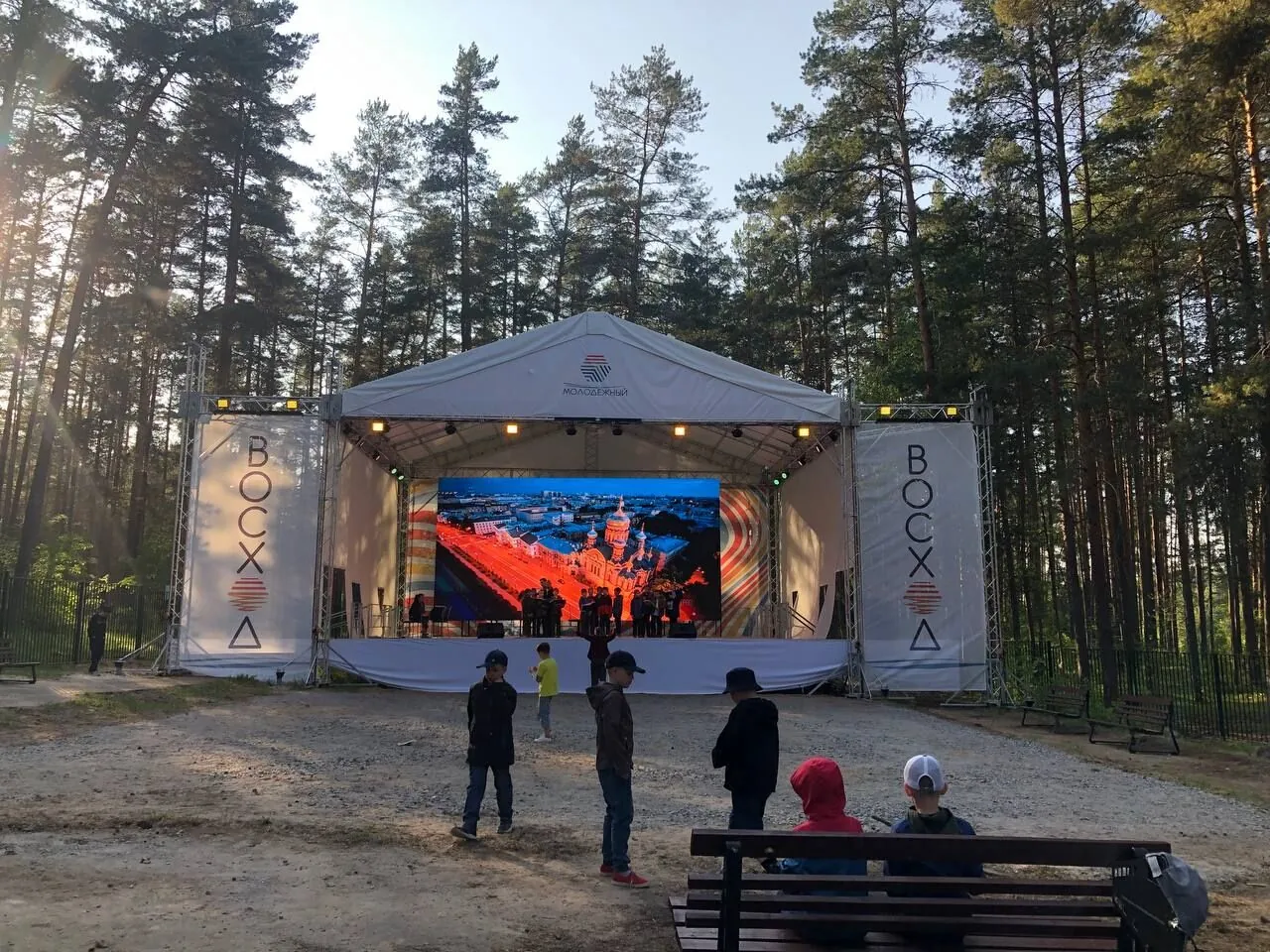 Уличный мобильный концертный комплекс для детского лагеря