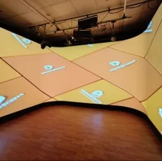 Интерьерный LED экран на гибких модулях для телестудии