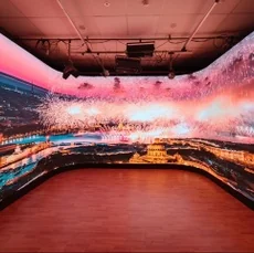 Интерьерный LED экран на гибких модулях для телестудии
