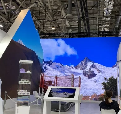 LED-экран для стенда Карачаево-Черкесской Республики на выставке Регионы России, 2024 год, Индивидуальная форма экрана в виде гор, прямоугольный экран, также цилиндрический экран на гибких модулях.
