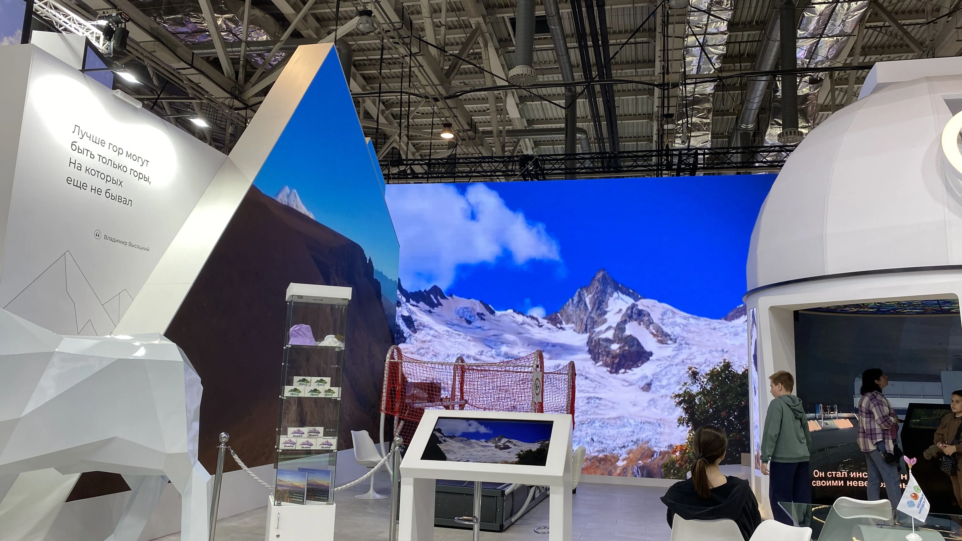LED-экран индивидуальной формы для стенда на выставке 