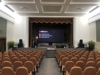Сценический экран для конного центра