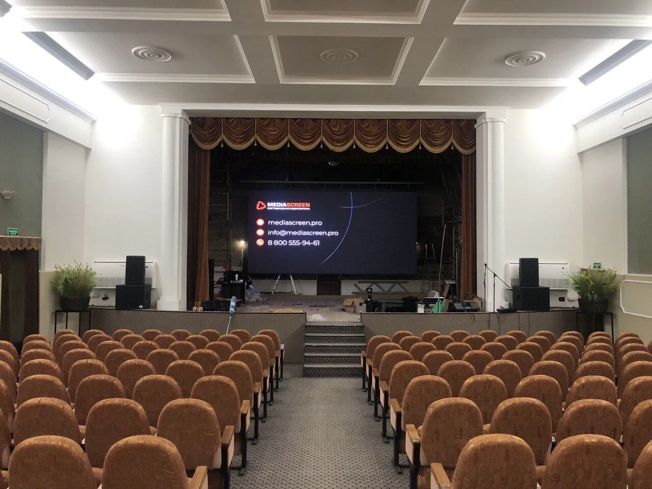 Сценический экран для конного центра