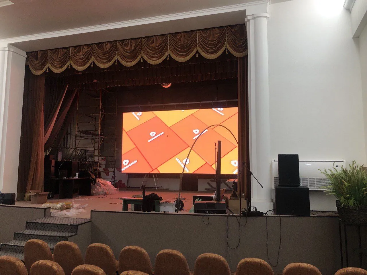 Сценический экран для конного центра