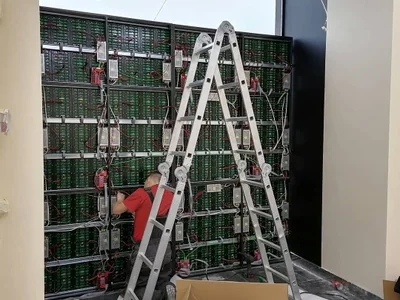 LED-экран в стеклянную витрину магазина DNS