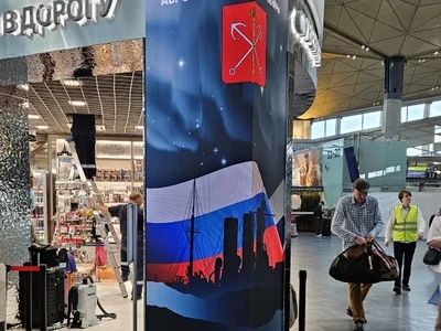 LED колонна для магазина сувениров в аэропорту
