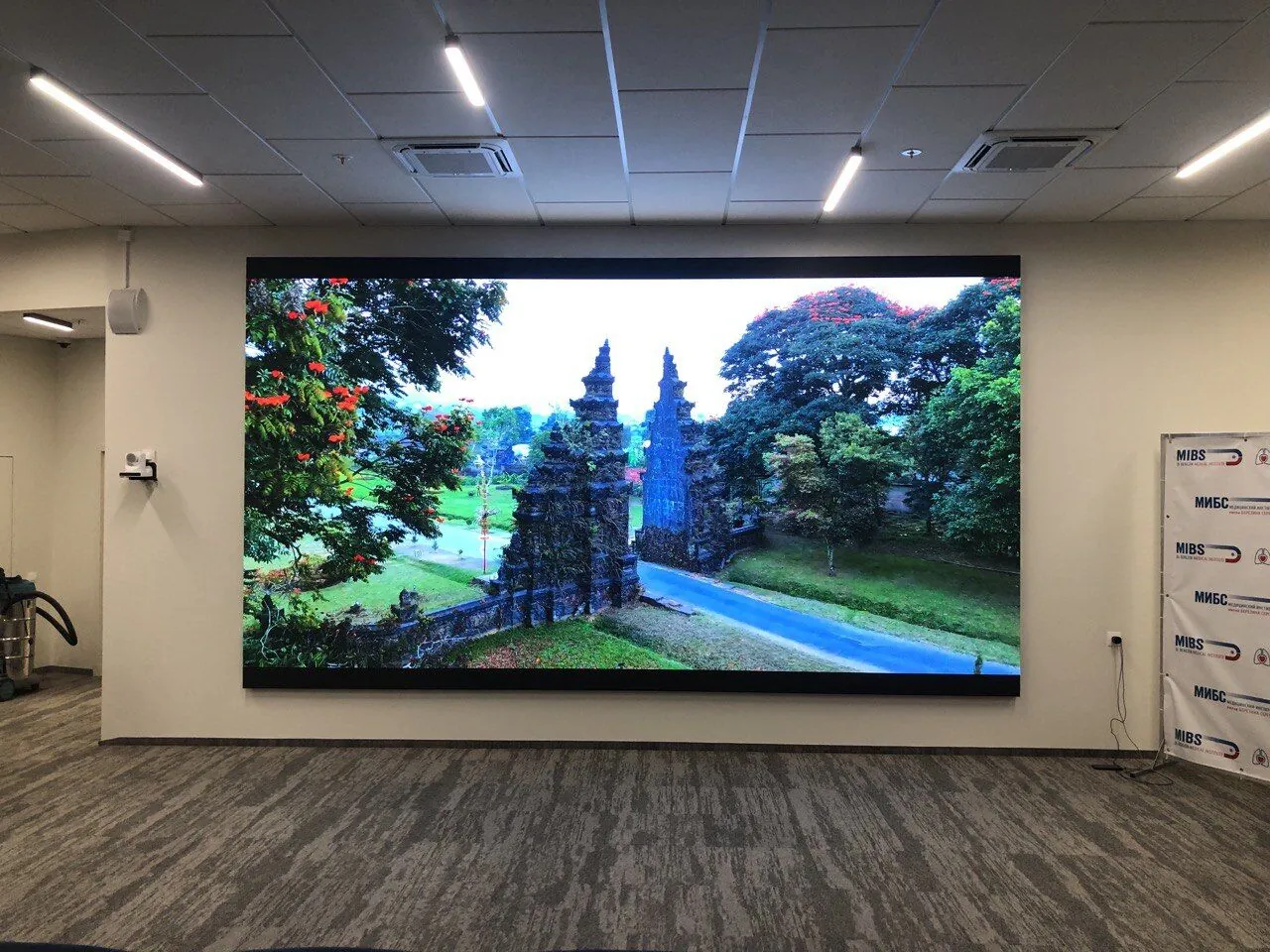 Интерьерный LED-экран в медицинское учреждение
