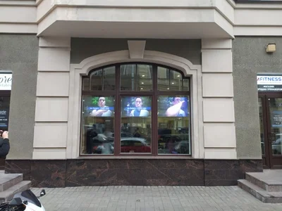 LED-экран в витрину магазина товаров для фитнеса