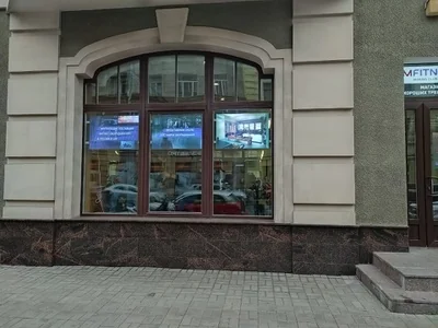 LED-экран в витрину магазина товаров для фитнеса