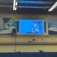 Интерьерный LED-экран в школе олимпийского резерва «Комета», длина 4480мм, высота 2560мм, площадь 11м2, шаг пикселя 4мм, интерьерная яркость 1200кд