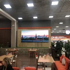 LED-экран для ресторана, торговый центр Победа город Прокопьевск длина 4800мм, высота 2080мм, шаг пикселя 2,5мм, площадь 10 м2, интерьерная яркость 1200 кд