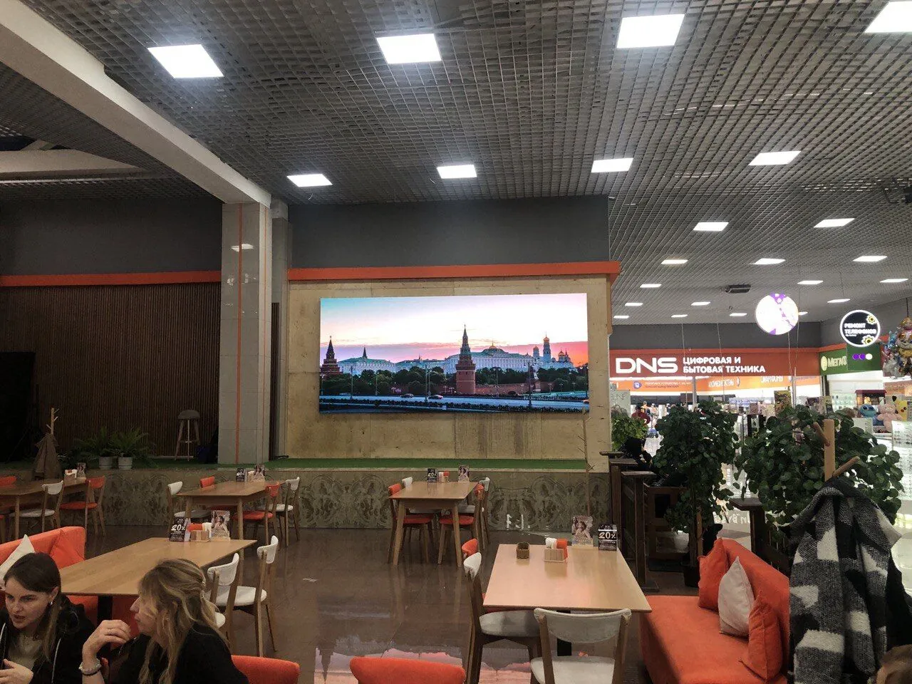 LED-экран для ресторана, торговый центр Победа город Прокопьевск длина 4800мм, высота 2080мм, шаг пикселя 2,5мм, площадь 10 м2, интерьерная яркость 1200 кд