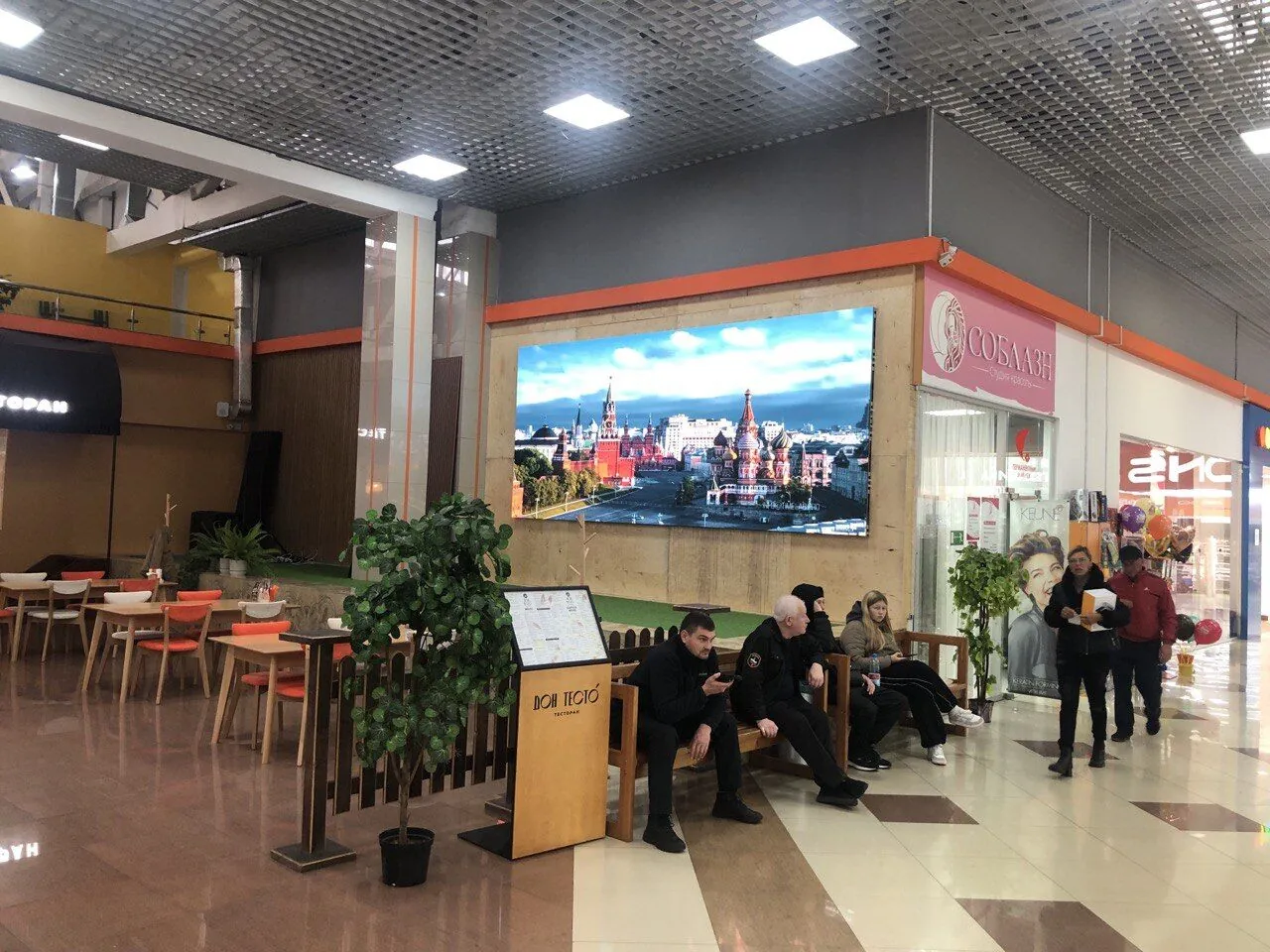 LED-экран для ресторана, торговый центр Победа город Прокопьевск длина 4800мм, высота 2080мм, шаг пикселя 2,5мм, площадь 10 м2, интерьерная яркость 1200 кд