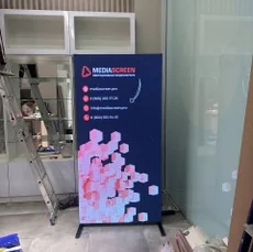 Напольный видеопилон в магазин косметики
