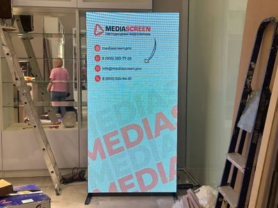 Напольный видеопилон в магазин косметики 