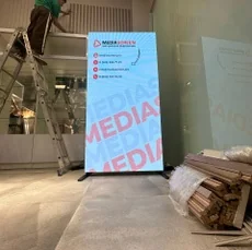 Напольный видеопилон в магазин косметики