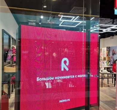 LED-экран в витрину магазина детской одежды