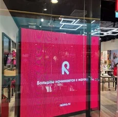 LED-экран в витрину магазина детской одежды