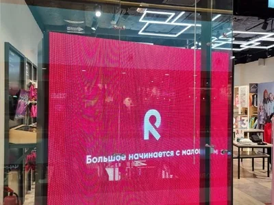 LED-экран в витрину магазина детской одежды