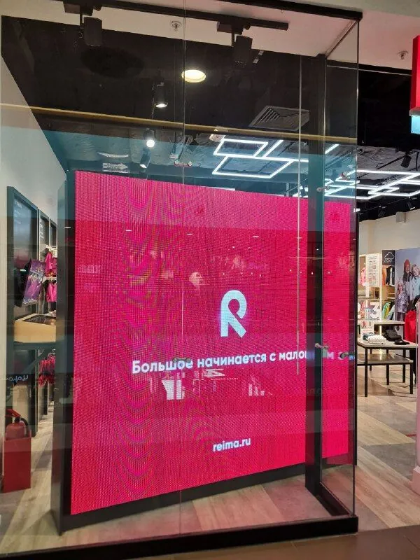 LED-экран в витрину магазина детской одежды