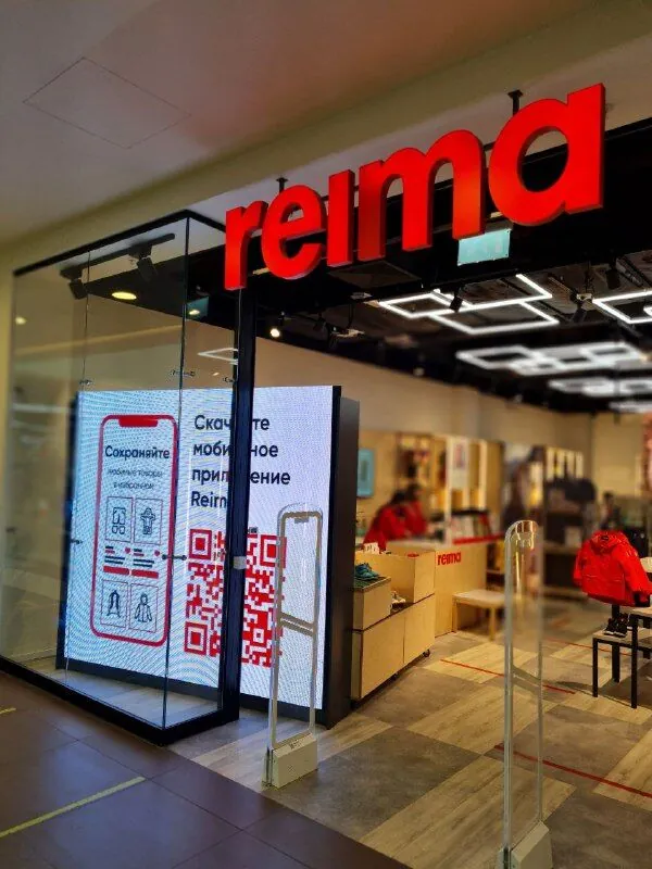 LED-экран в витрину магазина Reima длина 2400мм, высота 2240мм, шаг пикселя 4мм, площадь 5,4м2, интерьерная яркость 1200кд