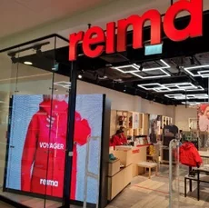 LED-экран в витрину магазина Reima длина 2400мм, высота 2240мм, шаг пикселя 4мм, площадь 5,4м2, интерьерная яркость 1200кд