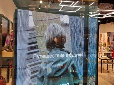 LED-экран в витрину магазина детской одежды